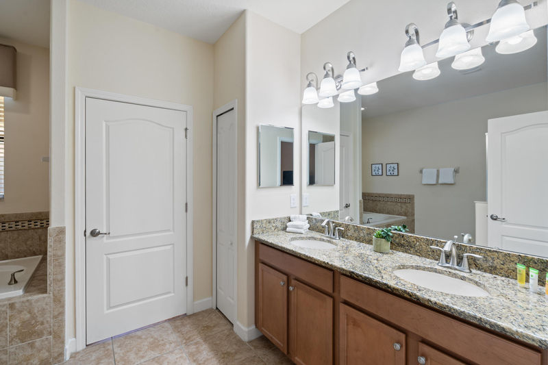 Master King Bathroom 1 Downstairs 
Tub & Shower