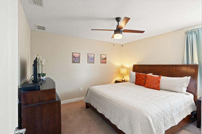 Queen Bedroom 5 Upstairs
Shared Bathroom (Beds 5 & 6)
32" TV