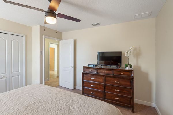 Bedroom 5 Queen (Angle)
32" TV