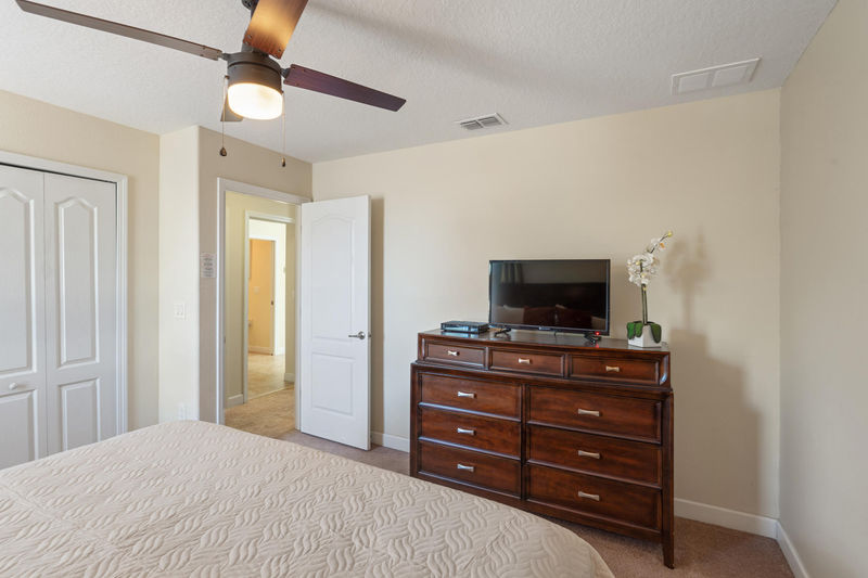 Queen Bedroom 5 Upstairs
Shared Bathroom (Beds 5 & 6)
32" TV