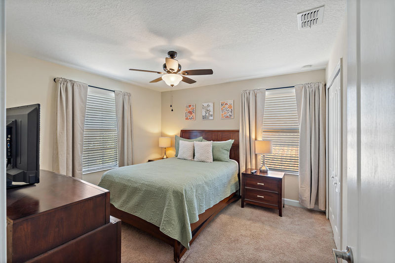 Queen Bedroom 4 Upstairs
32" Smart TV