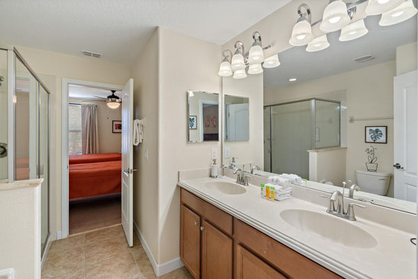 Jack N Jill Bathroom 4 (Bedroom 6 & 7)