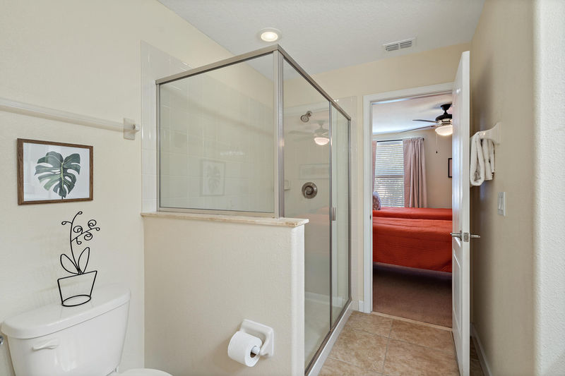 Jack N Jill Bathroom 4 (Beds  5& 6))