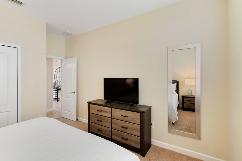 King Bedroom 3 40" TV