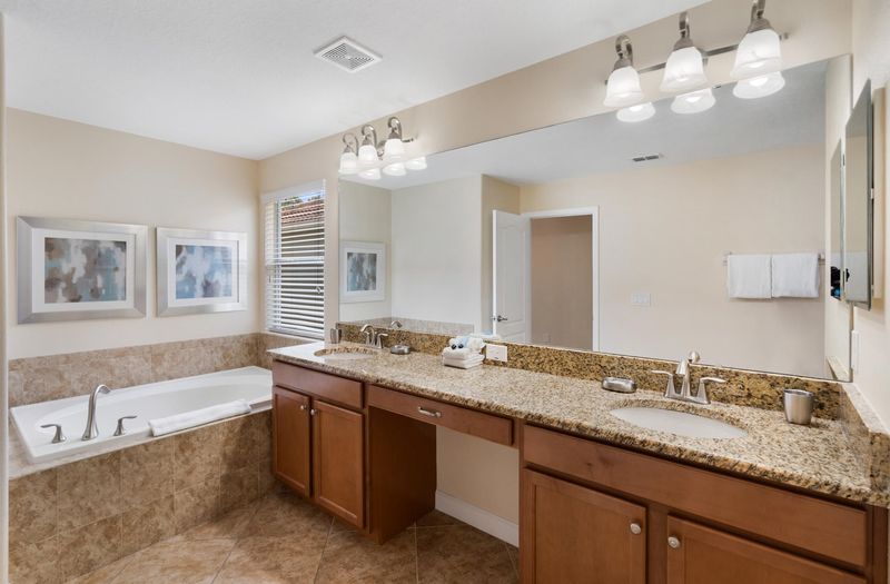 Master King Bathroom 2 Tub