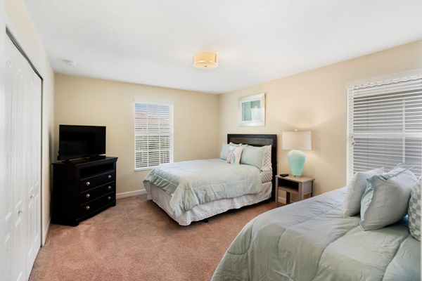 Queen / Twin Bedroom 4 Upstairs 40" TV