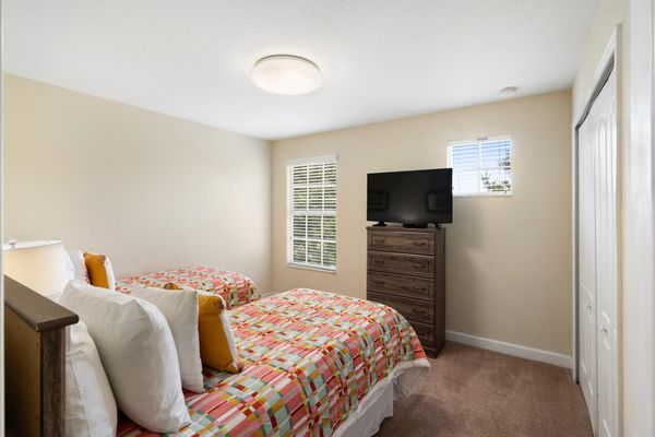 Two Twins Bedroom 5 Upstairs 40" TV