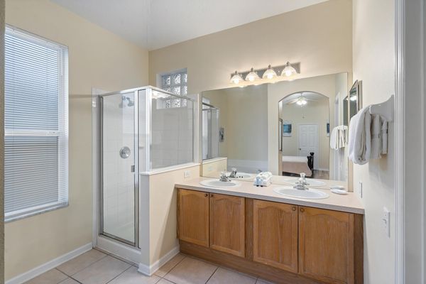 Master King Bathroom 1 Tub & Shower