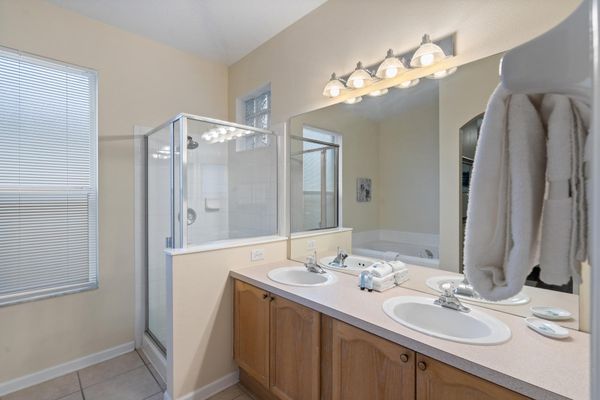 Master King Bathroom 1 Tub & Shower