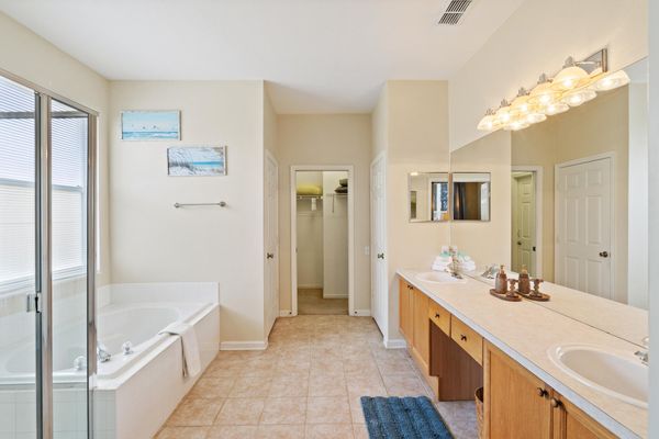 Master King  Bathroom 1 Tub/Shower