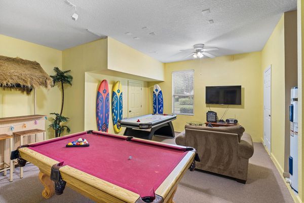 Game Room 50" TV, Pool Table, Air Hockey, Karaoke
