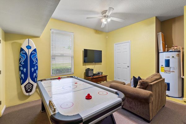 Game Room 50" TV, Pool Table, Air Hockey, Karaoke