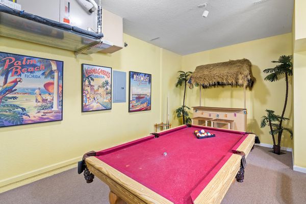 Game Room 50" TV, Pool Table, Air Hockey, Karaoke