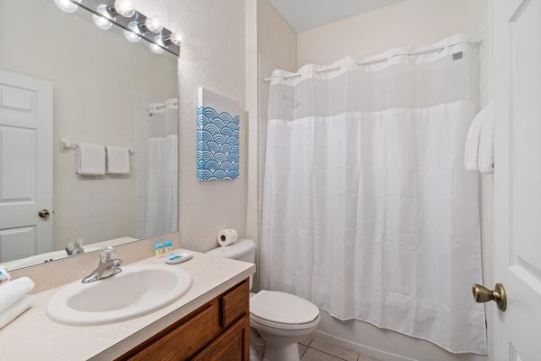 Shared Bathroom 4, Tub/shower Combo