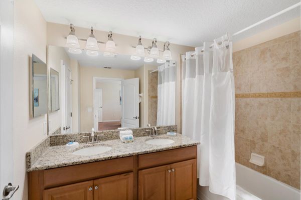 Master King Bathroom 4 Upstairs
Tub/Shower  Combo