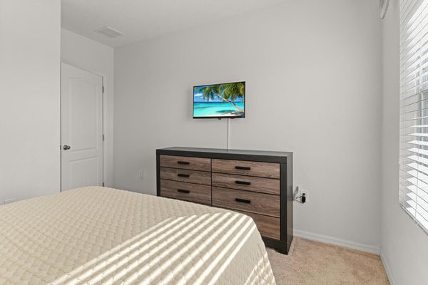 Queen Bedroom 4 (Angle)
32" TV