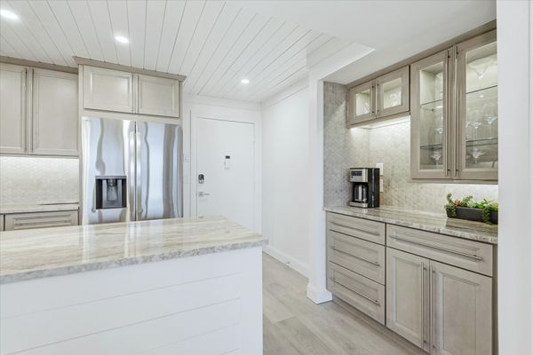 Gorgeous, fully-equipped kitchen and coffee bar