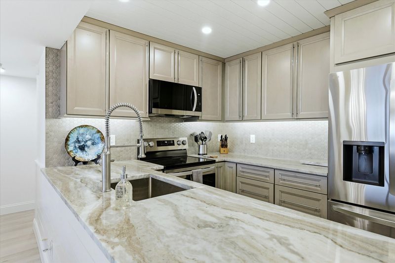 Gorgeous, fully-equipped kitchen