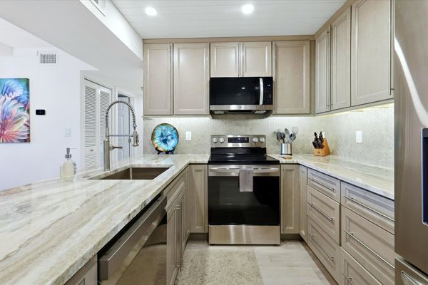 Gorgeous, fully-equipped kitchen