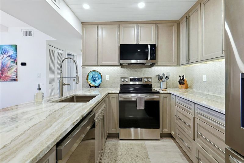 Gorgeous, fully-equipped kitchen