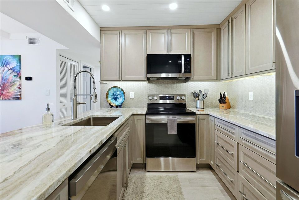 Gorgeous, fully-equipped kitchen