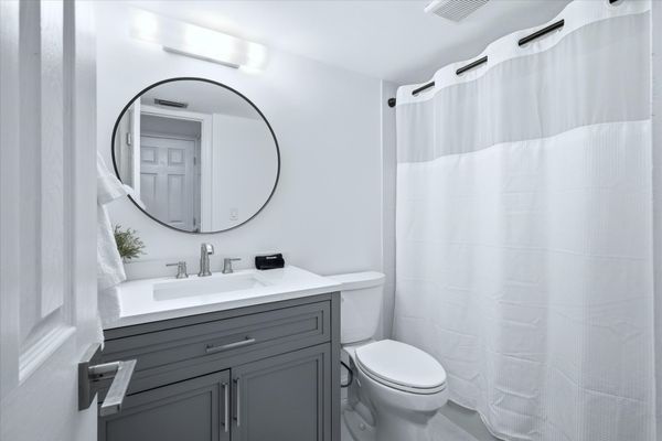 Guest bathroom with shower / tub combo