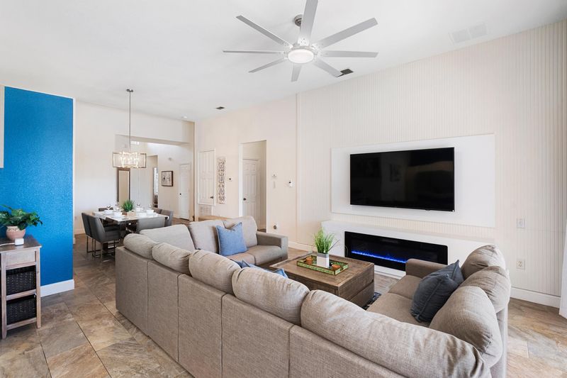 Lining Room 70" Smart TV