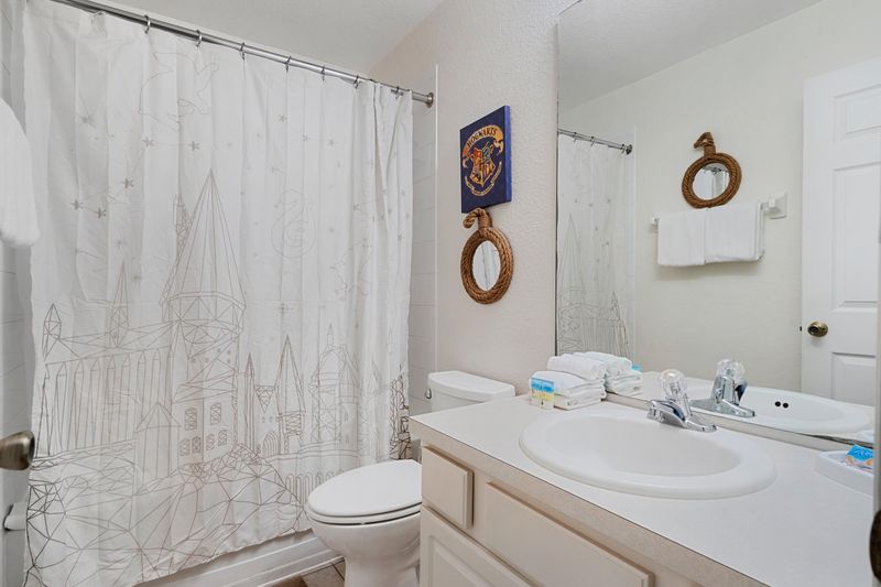 King Bathroom 4 Upstairs Tub/Shower Combo