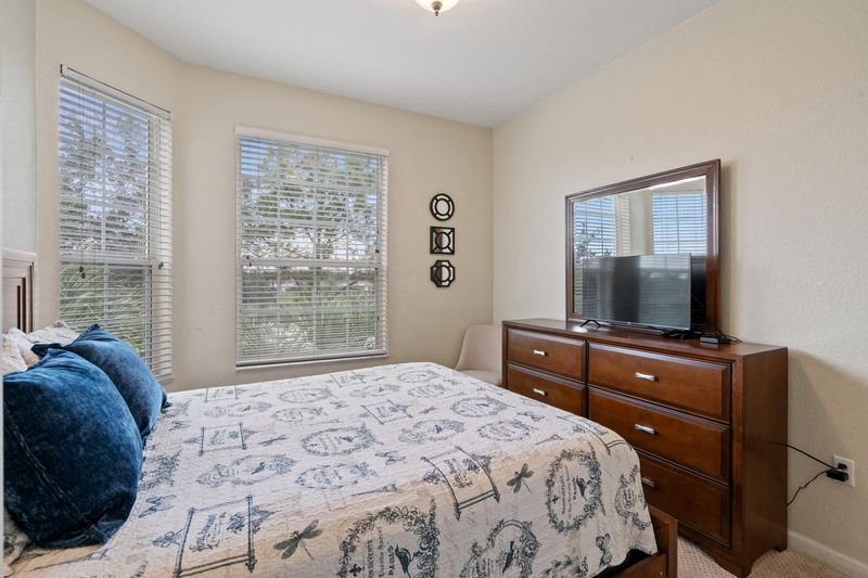 Queen Bedroom 2 32" Roku TV