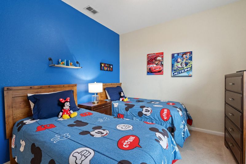 Two Twins Bedroom 3 21" TV PS3 - Mickey