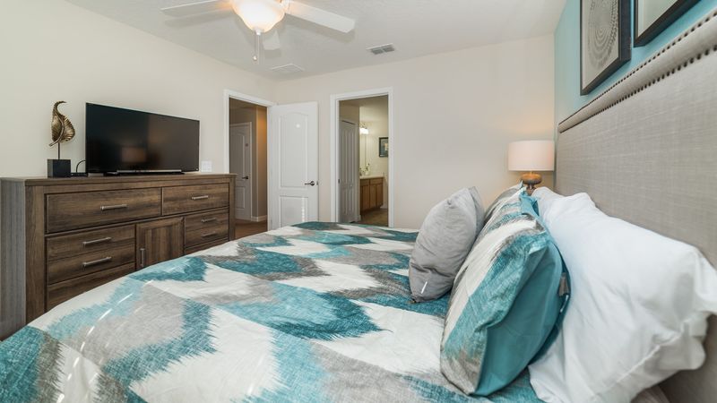 King Bedroom 6 Upstairs Shared Bathroom 32" Smart TV