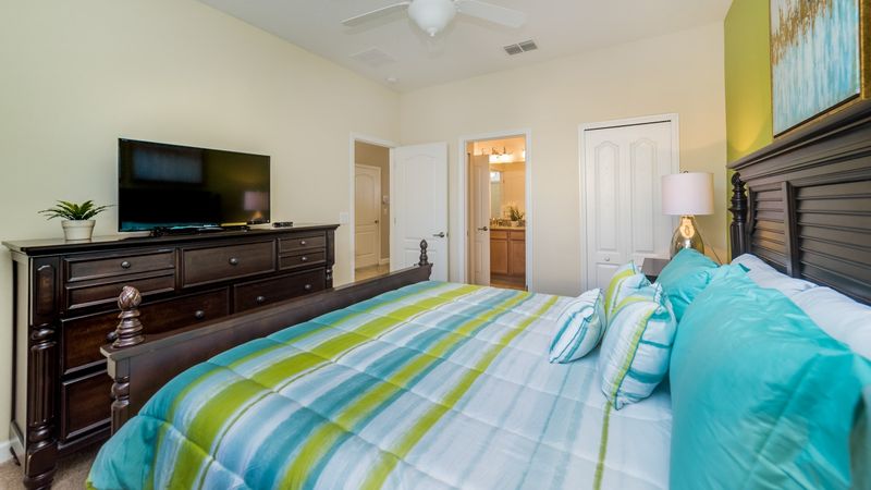 King Bedroom 2 Downstairs Shared Bathroom 
32" Smart TV