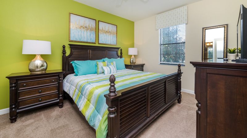 King Bedroom 2 Downstairs Shared Bathroom 
32" Smart TV