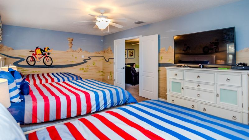 Three Queens Bedroom 9 Upstairs 40" TV