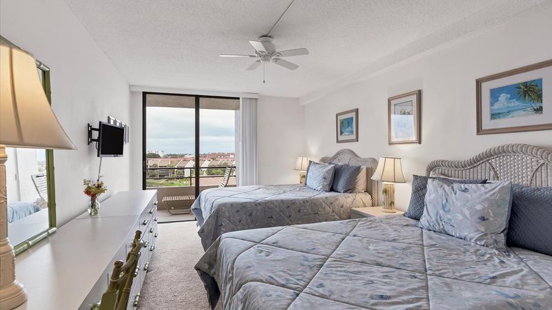 Bedroom 2
2 Queen Beds
19" TV