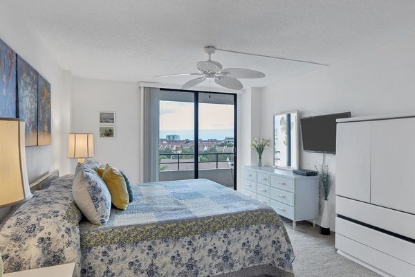 Master Bedroom
King Bed
42" TV