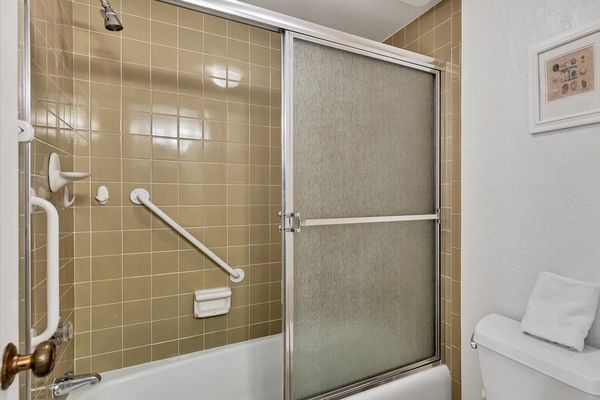 Master Bathroom (Angle)
Tub/Shower Combo