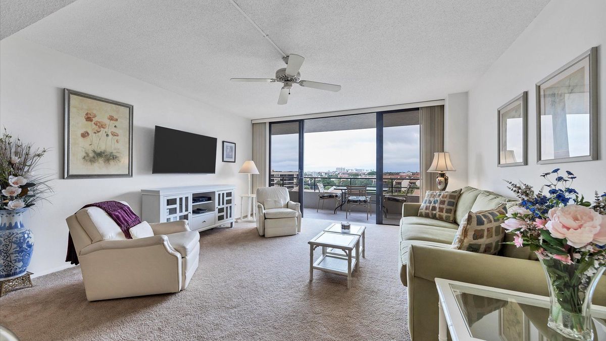 Living Room
55" Smart TV