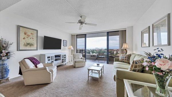 Living Room
55" Smart TV