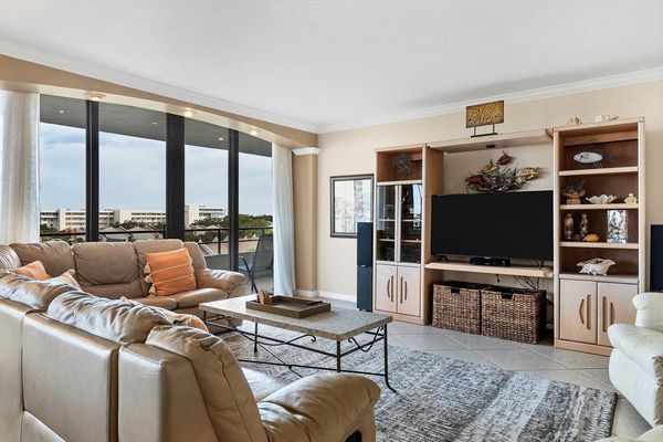 Living Room
50" Smart TV