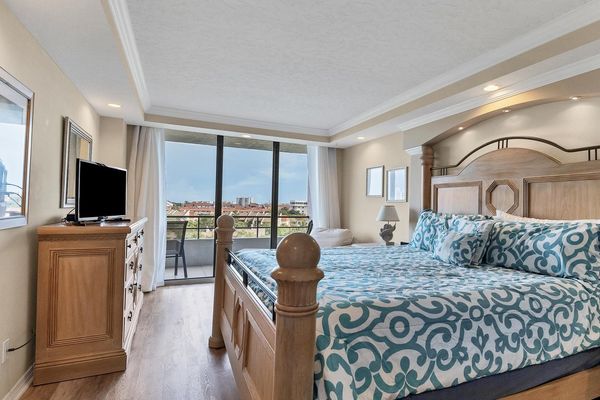 Master Bedroom
King Bed
32" Smart TV