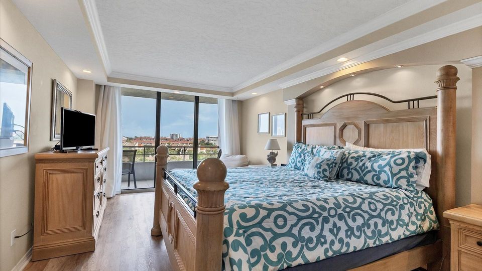 Master Bedroom
King Bed
32" Smart TV