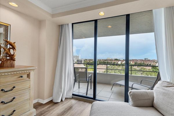 Master Bedroom (Angle 2)