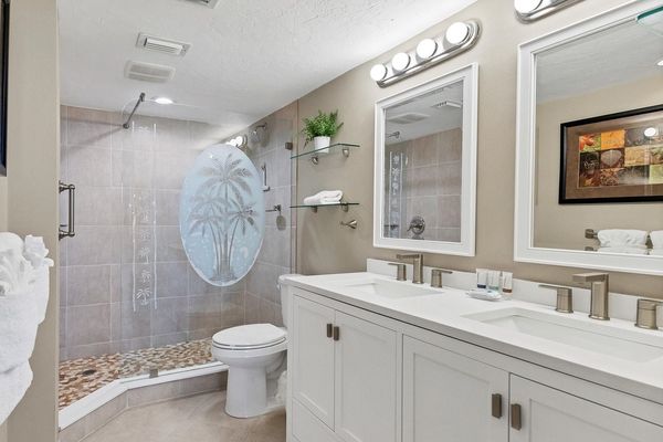 Master Bathroom
Walk-In Shower