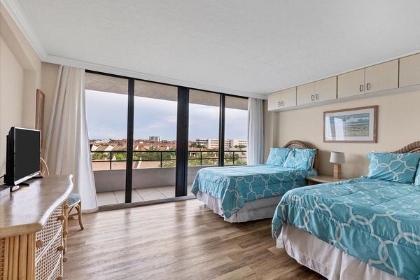 Bedroom 3
2 Double Beds
32" TV