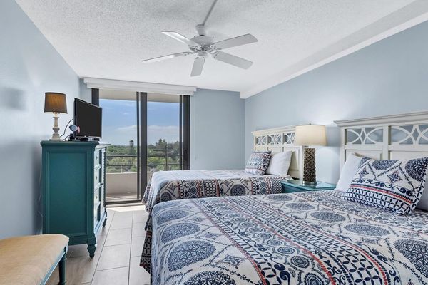 Bedroom 2
Two Queen Beds
32" TV