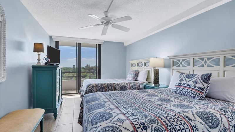 Bedroom 2
Two Queen Beds
32" TV