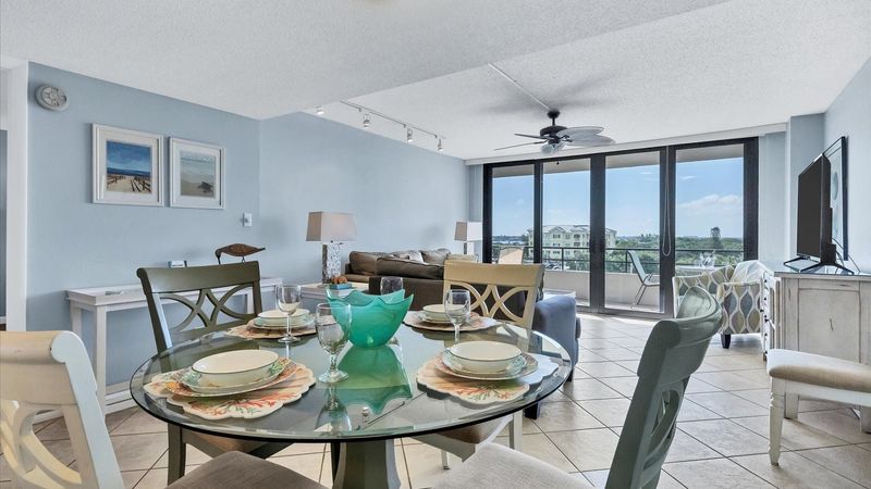 Dining Area (Angle)
