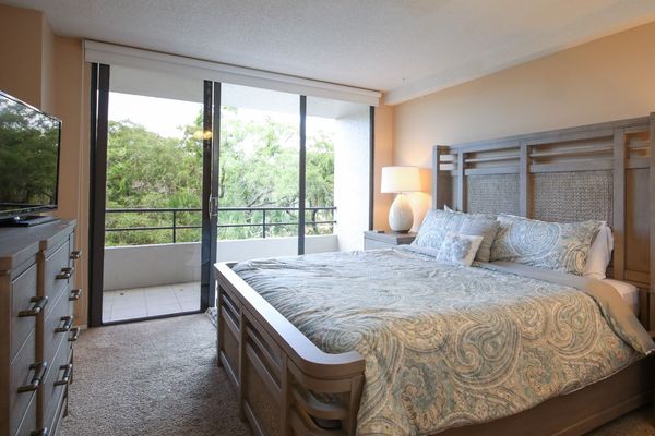 Primary Bedroom/King Bed
50" TV / DVD Player/Balcony access