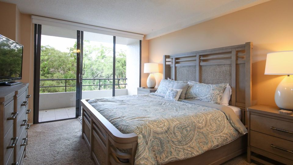 Primary Bedroom/King Bed
50" TV / DVD Player/Balcony access